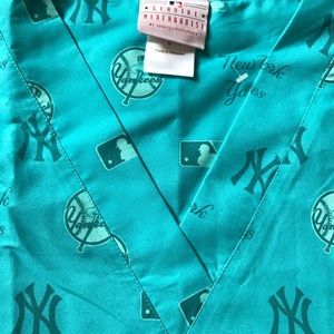 MLB Authentic NEW YORK YANKEE SCRUB TOP